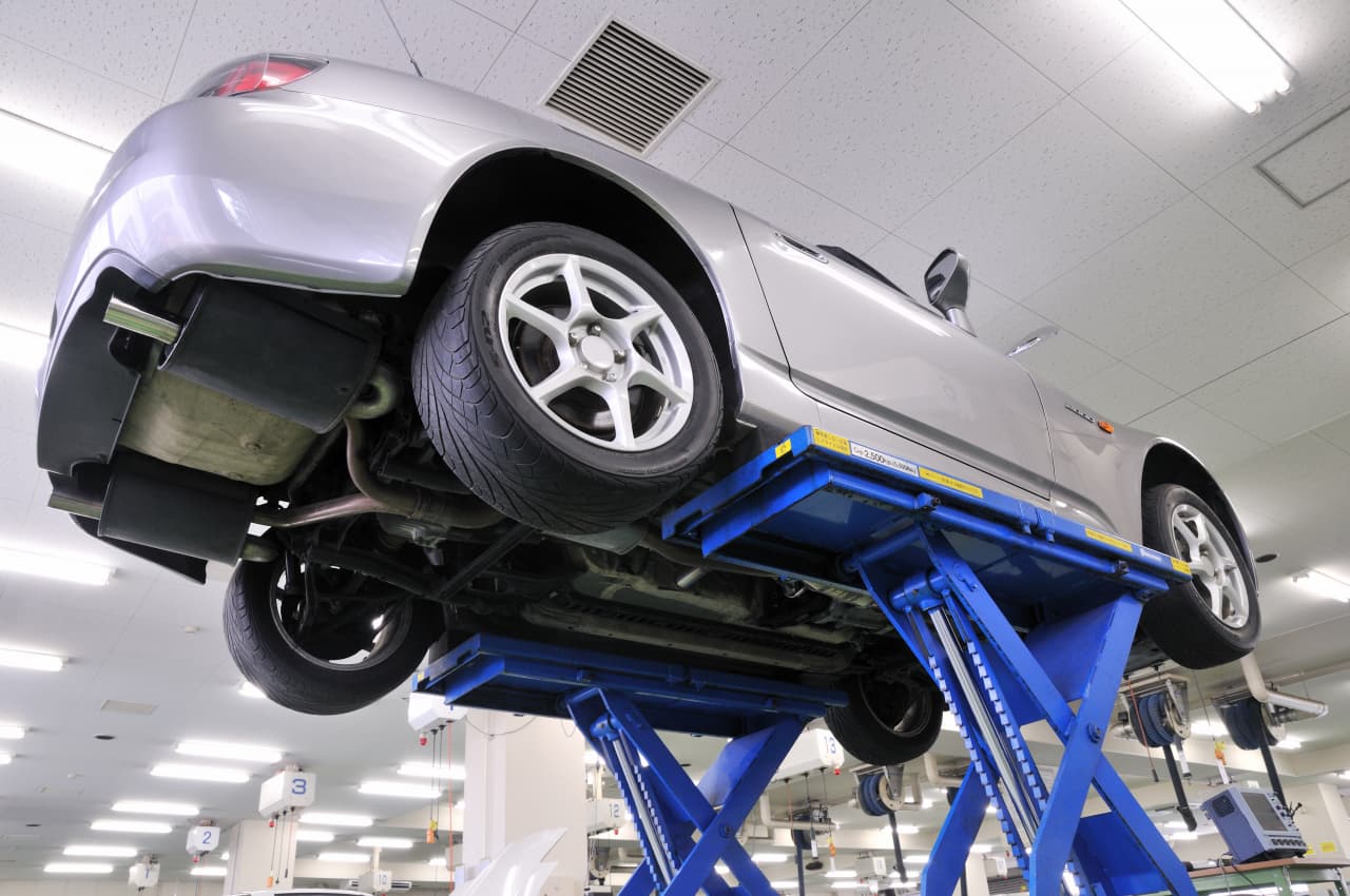 車検作業にてリフトアップされた車